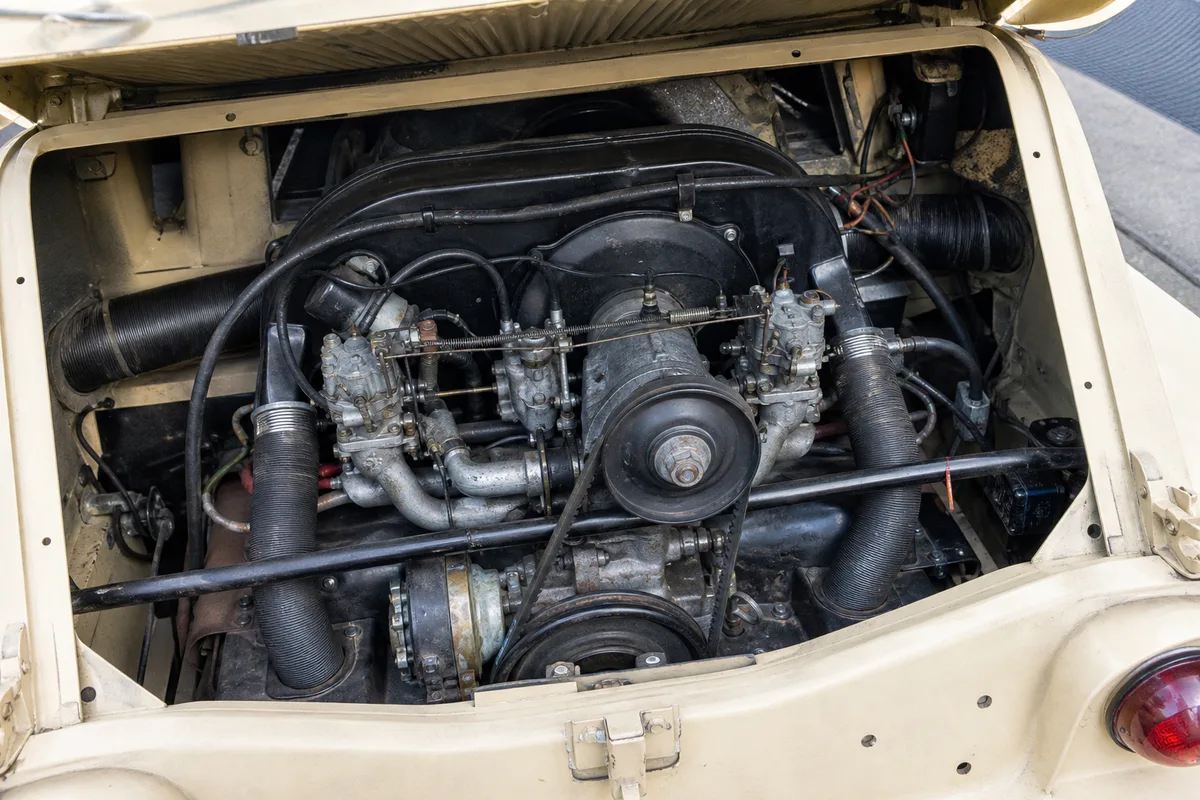 Moteur bicylindre 602 cm3 refroidi par air d’une Citroën Méhari, compartiment moteur ouvert